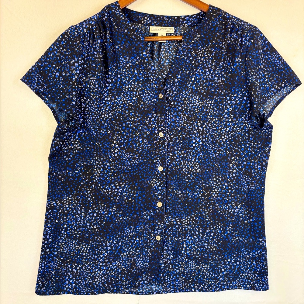 DANA BUCHMAN Blue Button Up Blouse Short‎ Sleeve Lightweight Black Office Polka